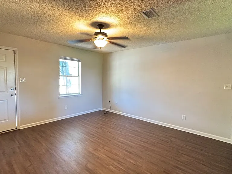 1744A Poplar St — Photo 5