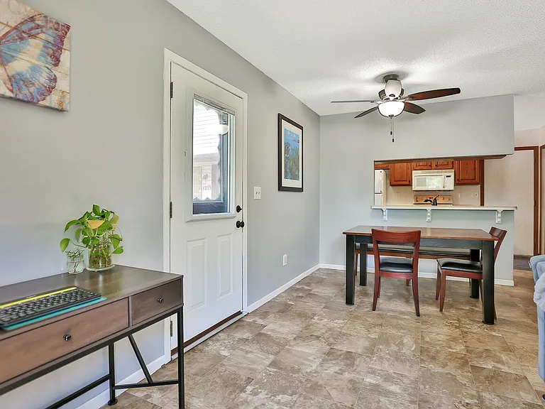 1271 Greenbriar Ct — Photo 3