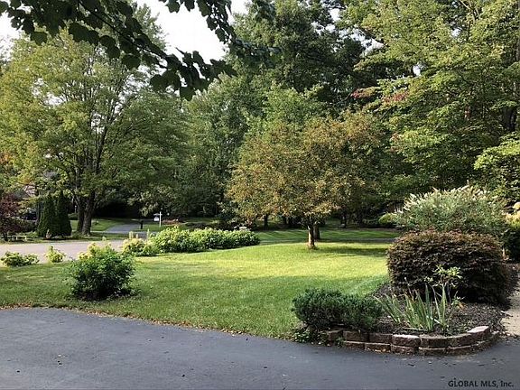 2nd image of 5 Royal Oak Dr