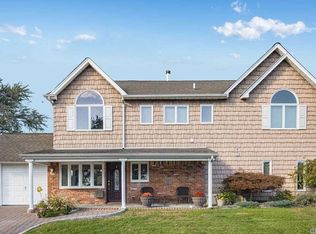 2 Bobwhite Ln, Hicksville, NY 11801