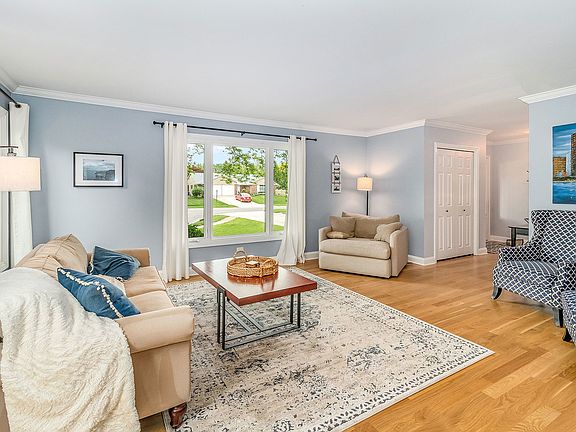 4th image of 22W130 Sheffield Pl