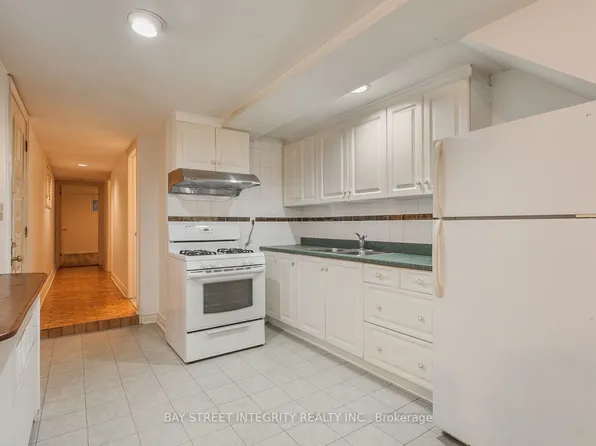 261 Markham St #B, Toronto, ON M6J 2G7