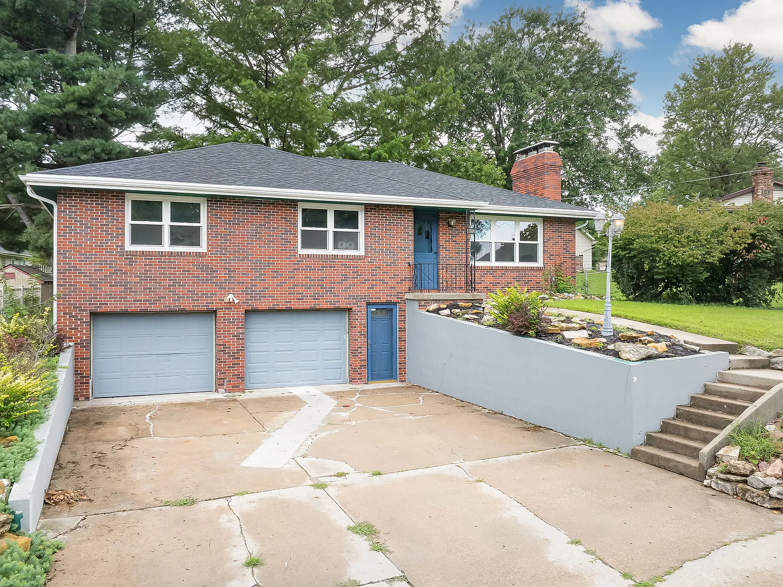 1806 Safari Dr — Photo 2
