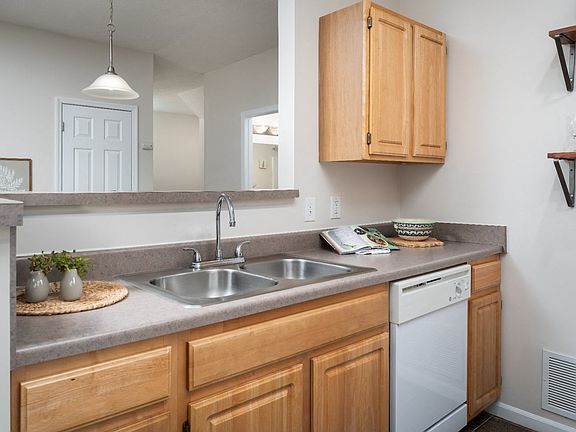 3rd image of 100 Catalina Ln #304CL