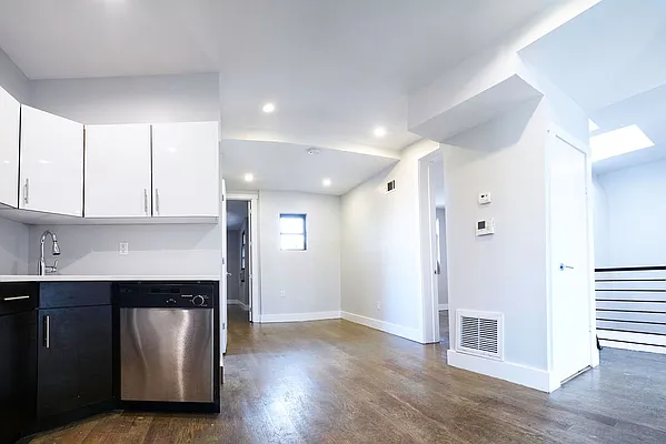 Rented by Lodger Corp | media 35