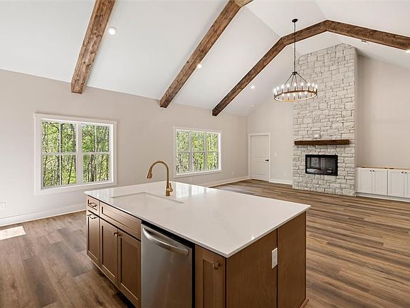 3rd image of 327 Crest Pointe S
