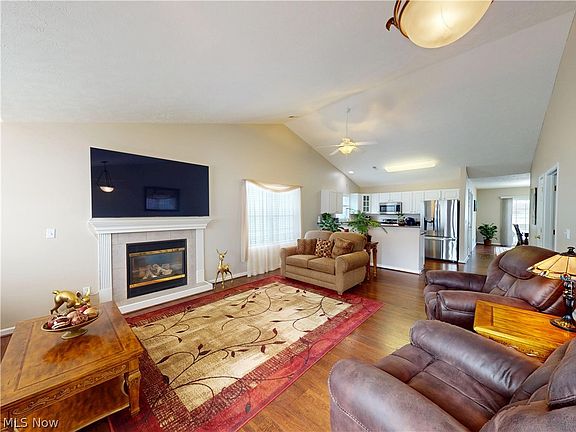 3rd image of 609 Beacon Dr