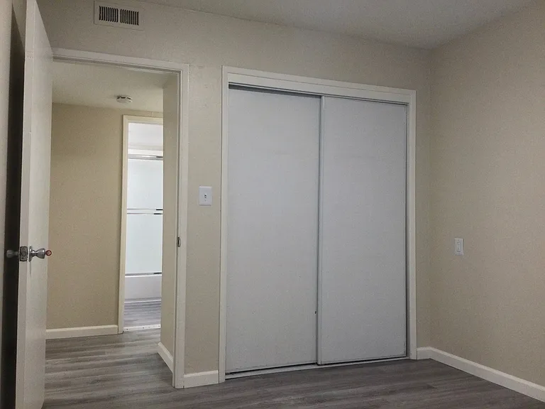 470 Apartments — Photo 15