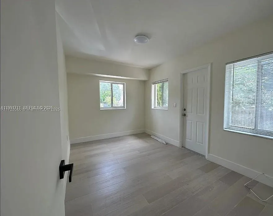 Building Photo - 1514 SW 6th St #4
