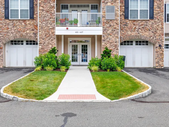 605 Brookside Court #605, Newtown, CT 06470