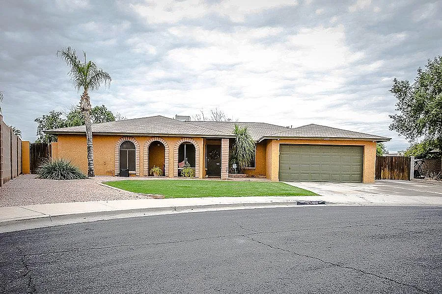 5 bed, 2187 sqft, $3,400 — Photo 2