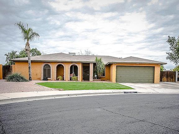 Cul de sac, N/S exposure home with lots of privacy.