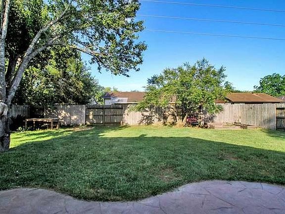 4th image of 1126 E Brompton Dr