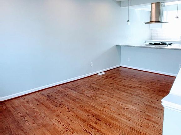 Living room (view 1)