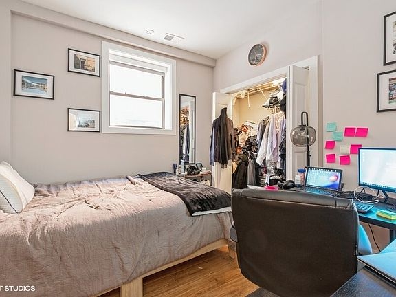 3rd image of 924 W Oakdale Ave APT 1W