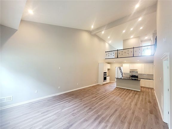 3rd image of 111 Blue Bird Ln
