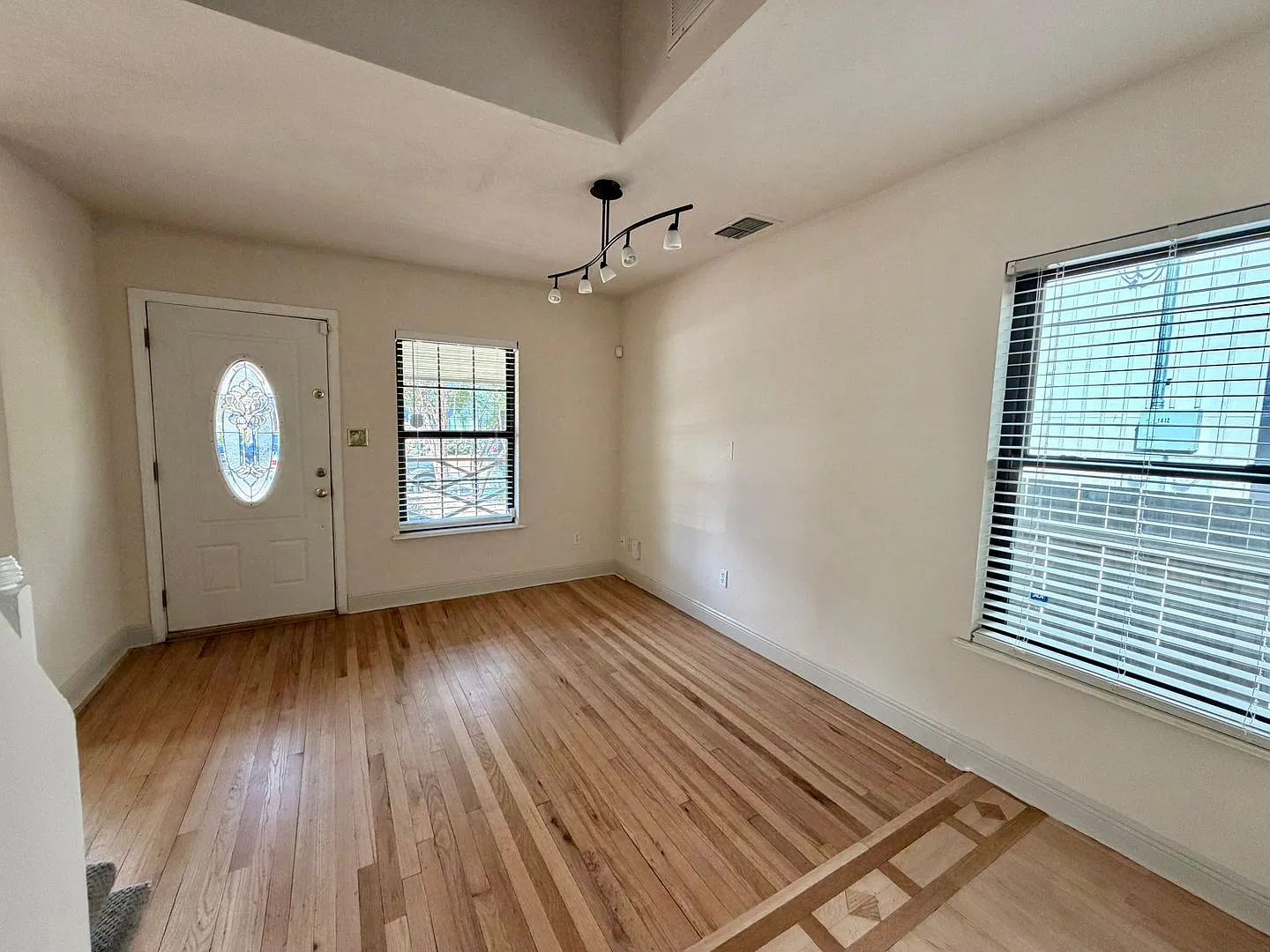 2bed/1.5bath in Brentwood — Photo 4