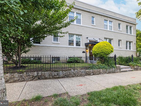 4th image of 2824 12th St NE Unit 102