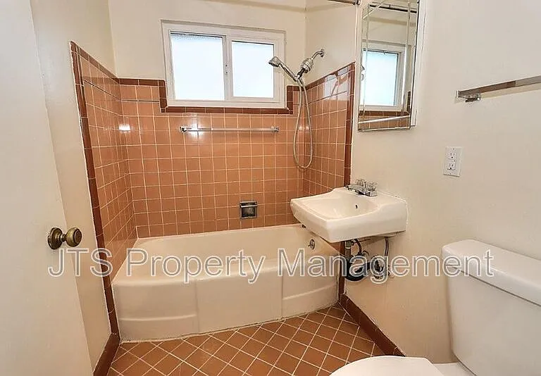 4439 V St #5 — Photo 5