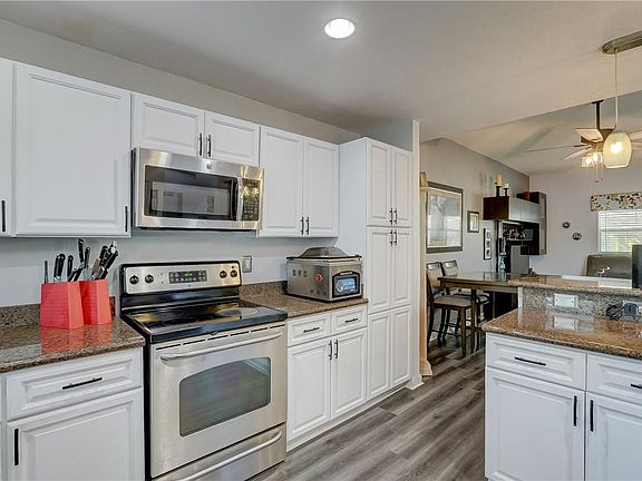 5th image of 425 NE 1st Street #425