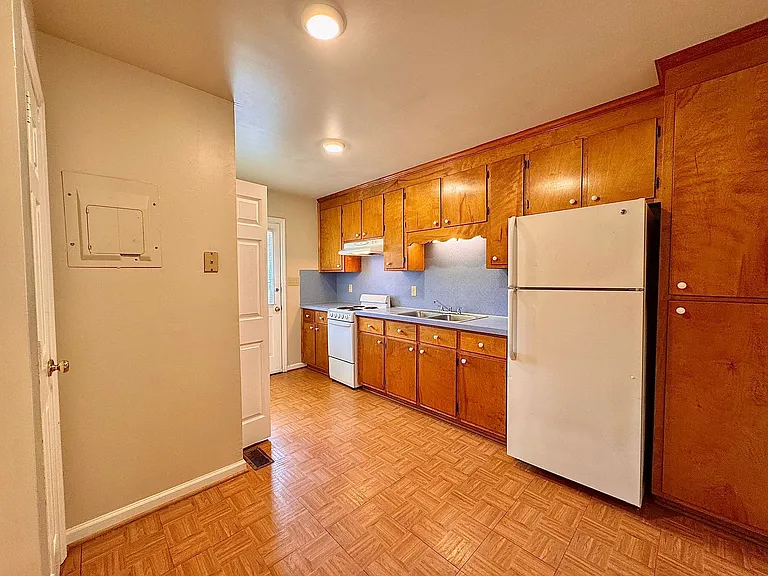 124 E Ferrell St — Photo 6