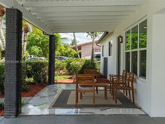3rd image of 390 NW 40th St
