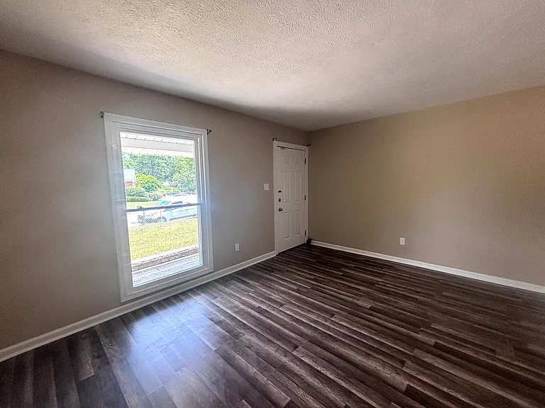 5523 Livingston Dr — Photo 2