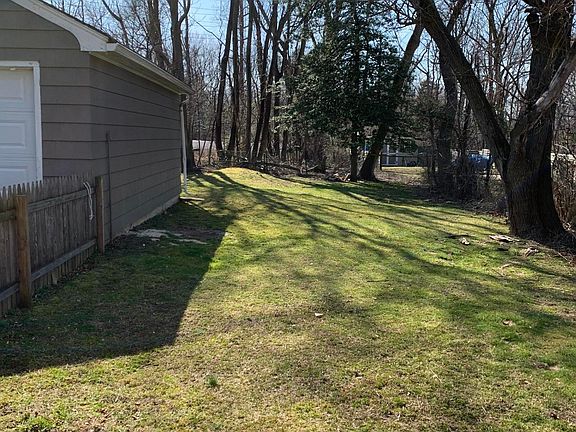 4th image of 64 Maple Avenue