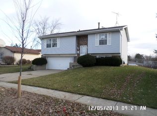 11 Debbie Ln, Streamwood, IL 60107