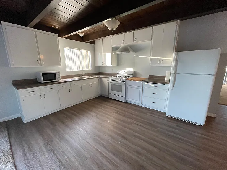 864 Osborne St — Photo 14