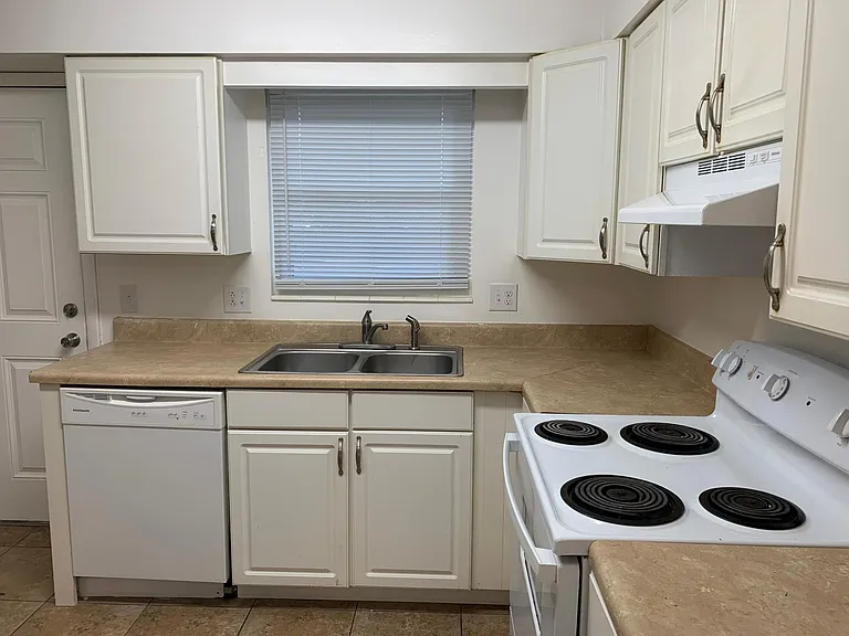 6029 SW 12th Pl — Photo 5