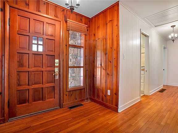 3rd image of 203 N Oklahoma Way