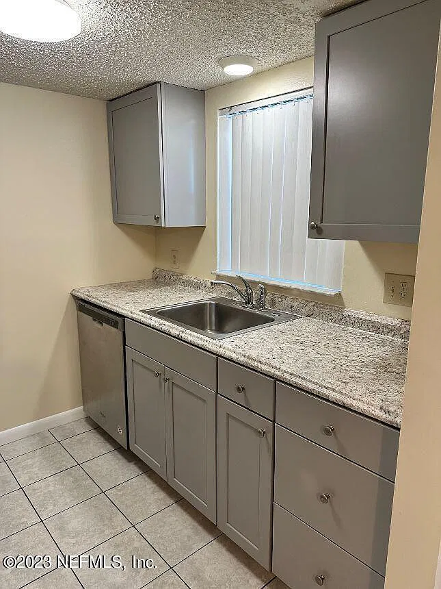 2 bed, 1.5 bath, 900 sqft, $1,300 — Photo 3