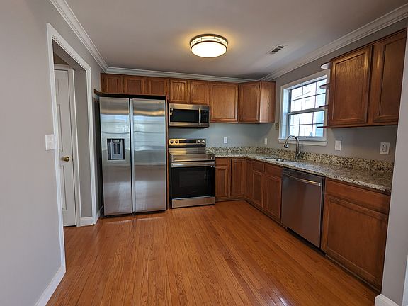 3rd image of 118 Hyde Park #113