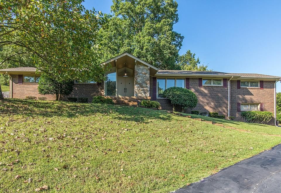 1st image of 916 Green Valley Dr
