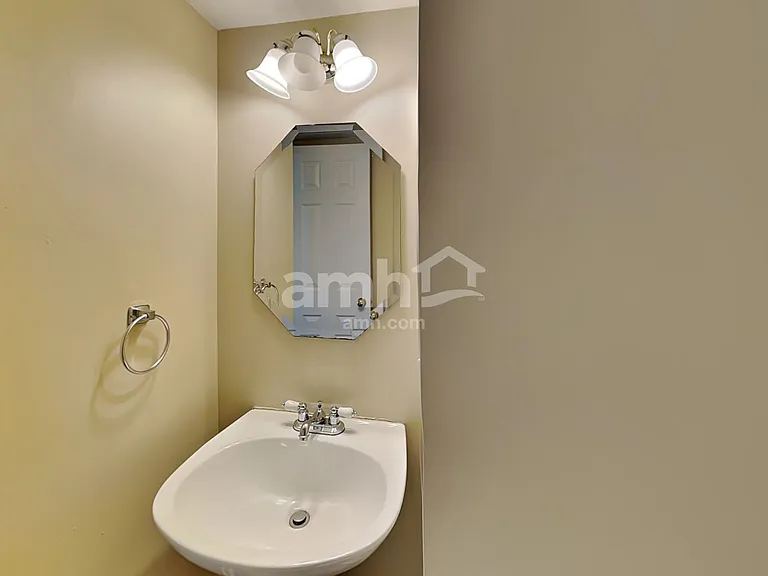 725 Kent Cir — Photo 8