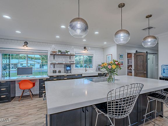 5th image of 336 N FRASER Drive W