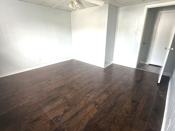 4th image of 160 E Railroad St #2