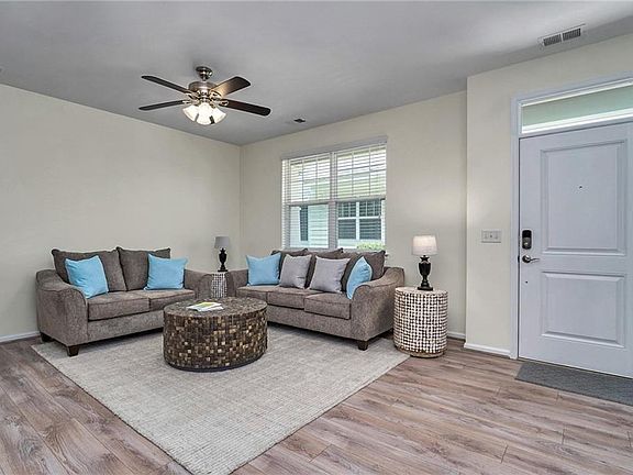 3rd image of 722 Lacy Oak Dr