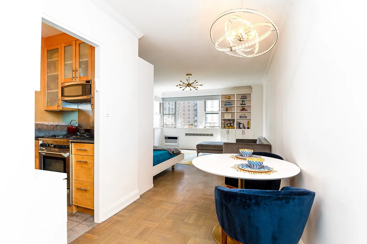 30 West 60th St Unit 8L  