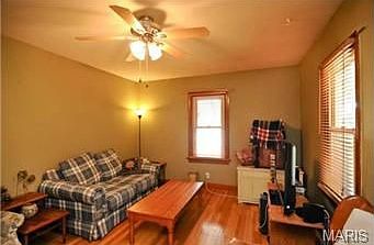 4th image of 927 Tompkins St