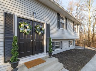 8 Old Middletown Ave, East Hampton, CT 06424