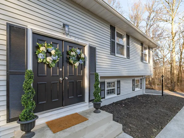 8 Old Middletown Avenue, East Hampton, CT 06424