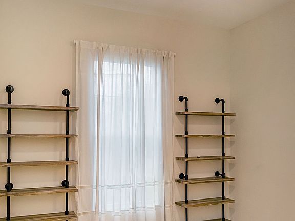 5th image of 15323 Goldfinch Cir