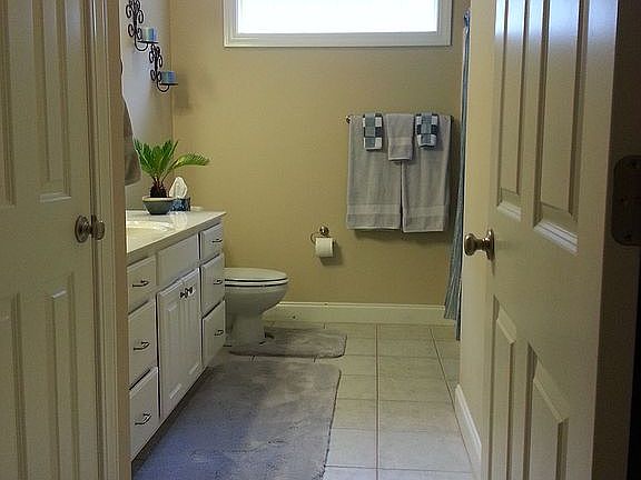 5th image of 2104 Remington Ct #B