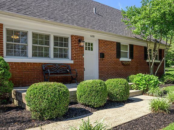 5th image of 688 Sheridan Dr