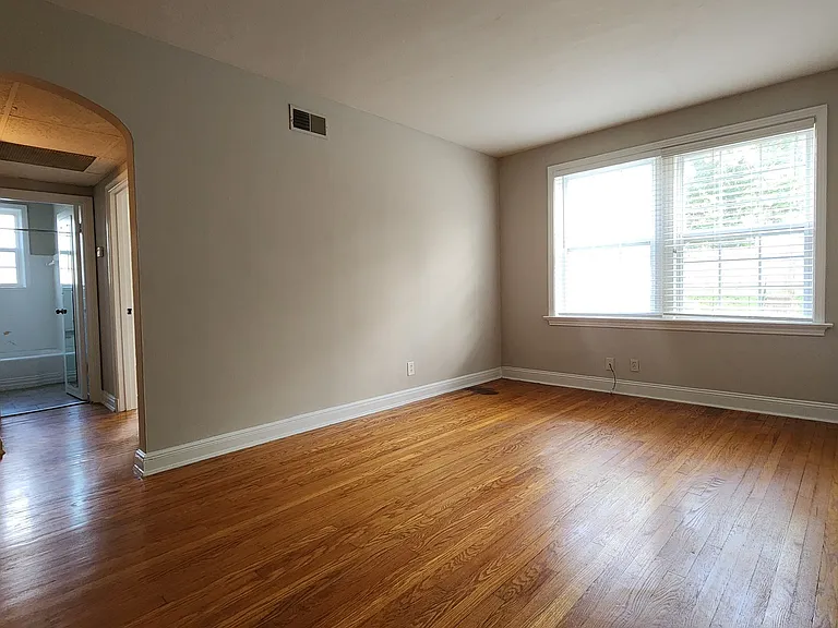 1042 Sanford Ave — Photo 3