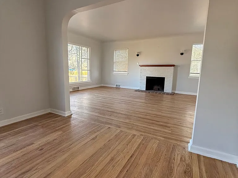 605 E Prospect Rd — Photo 5
