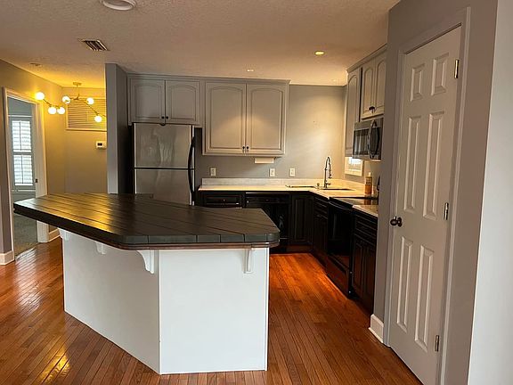 4th image of 408 Maple St #2