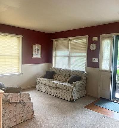 5th image of 484 Meadowlark Ln